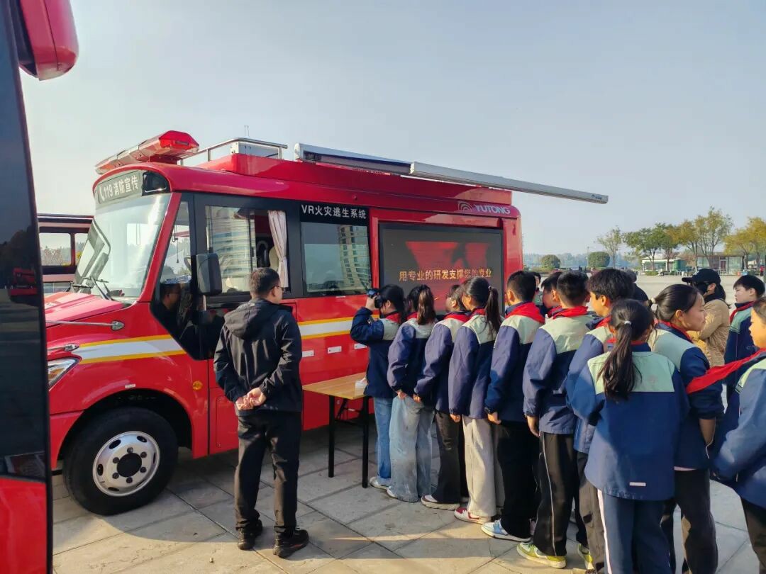 筑牢防火屏障 | 2025年全国消防宣传月，立博宣传消防车点亮全民消防意识