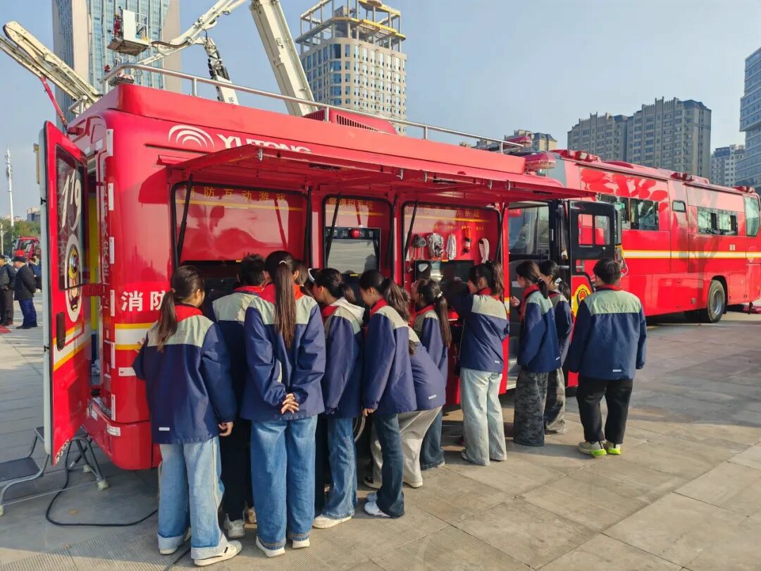 筑牢防火屏障 | 2025年全国消防宣传月，立博宣传消防车点亮全民消防意识